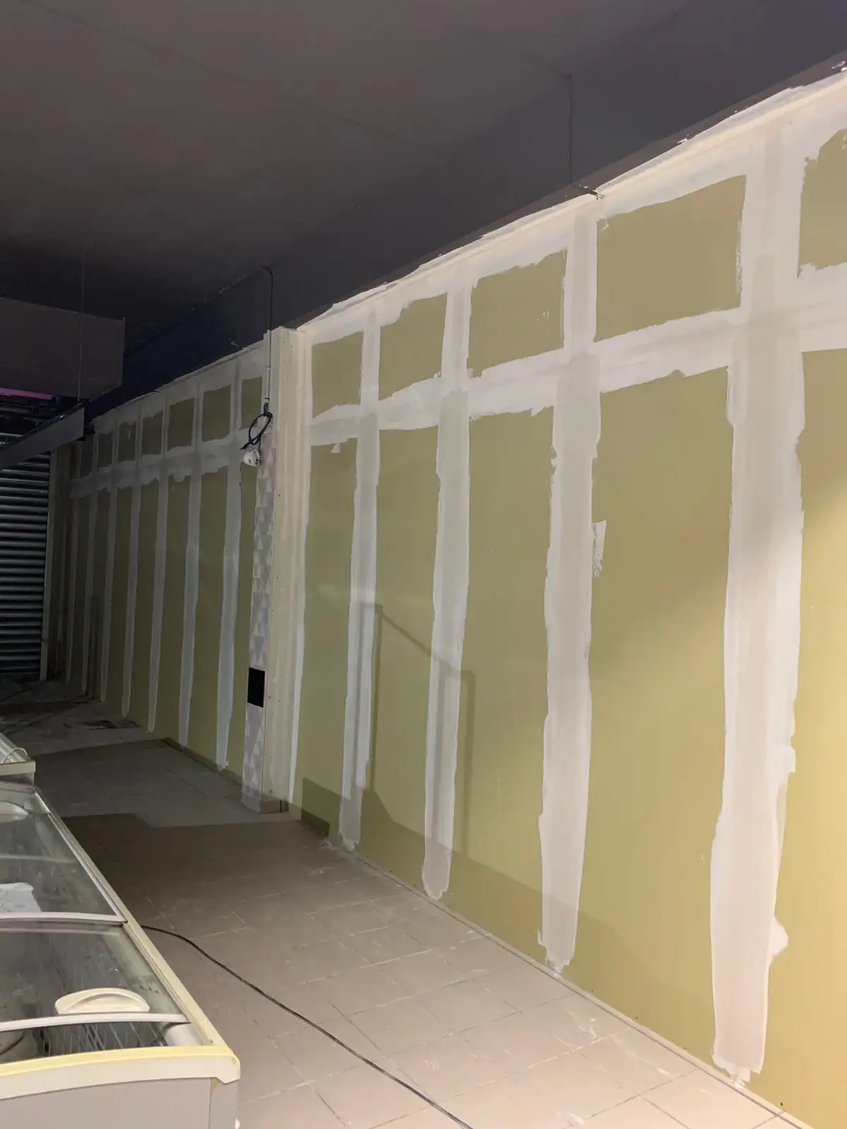 Plaquiste, cloison coupe feu 2H en plaque de pltre type BA 25 S pour sparation surface de vente et rserve magasin ( local stockage )  PEYPIN 13124.