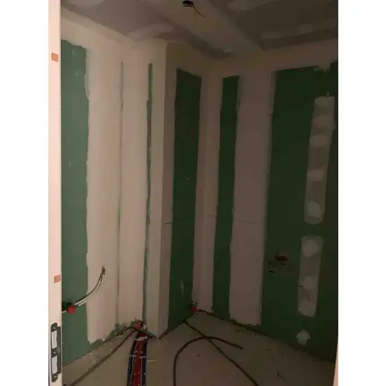 Pose de cloison de séparation 72/48 pour pièces humides et salle de bain en plaque de plâtre hydrofuge sur ossature métalique m 48 avec laine de verre phonique 45 mm