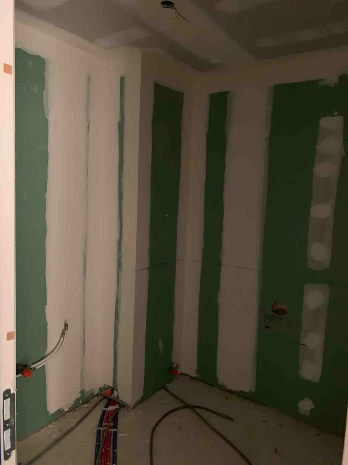 Pose de cloison de sparation 72/48 pour pices humides et salle de bain en plaque de pltre hydrofuge sur ossature mtalique m 48 avec laine de verre phonique 45 mm