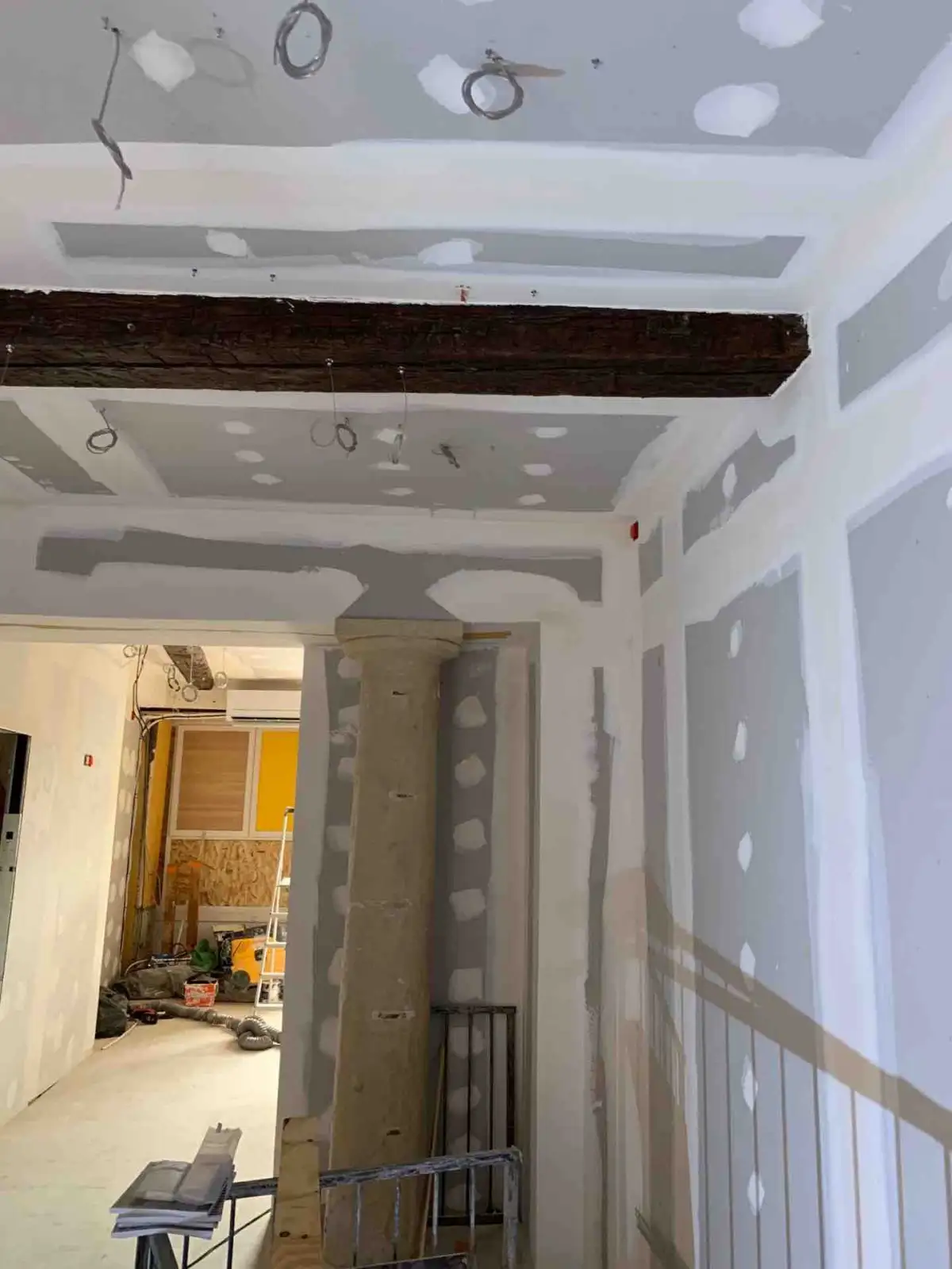 Plaquiste, rnovation intrieure complte du magasin Puyricard  Nmes avec cration de nouveaux faux plafonds, cloisons et portes  galandage