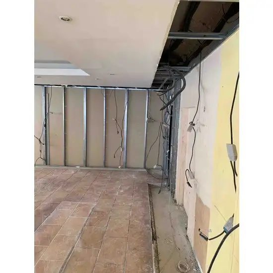 Rnovation intrieur du magasin Puyricard   Toulon avec cration de nouveaux faux plafonds et cloisons de sparation