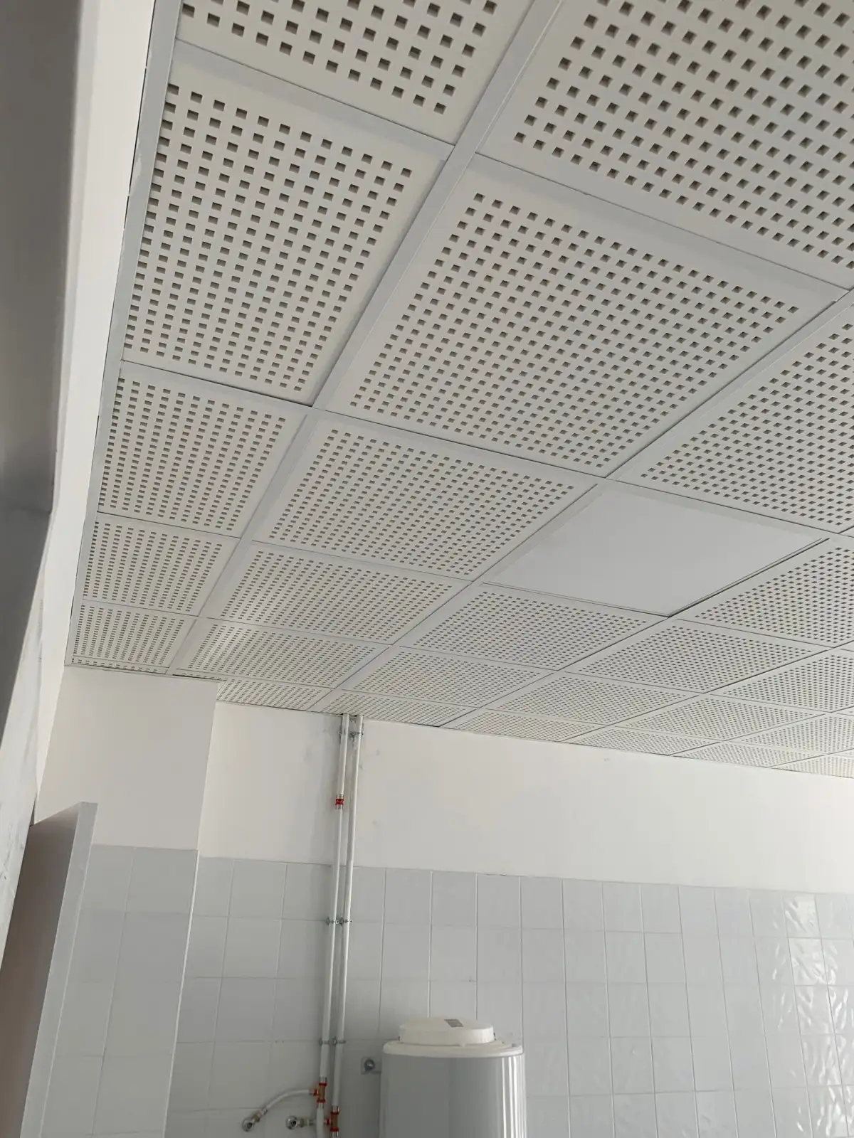 Plaquiste, faux plafond dmontable 600*600 type Gyptone 13 mm  p. sur une ossature mtallique blanche T 24  Marseille 13013
