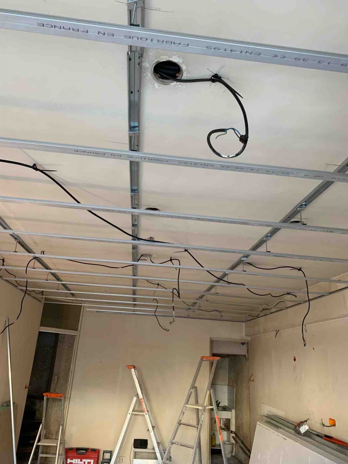 Rénovation d'un faux plafond en plaque de plâtre type BA13 à Marseille — free download