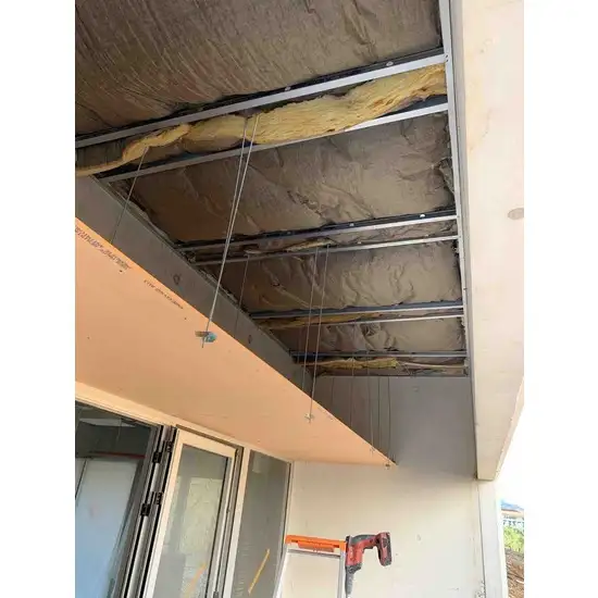 Plafond autoportant Pégywab avec isolation thermique (laine de verre 100mm) dans le cadre de la rénovation d'un appartement à Marseille dans le quartier de la Porte D’Aix